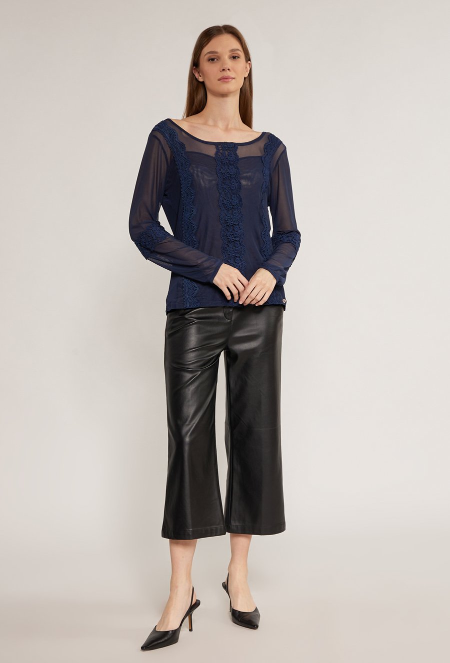 Koronkowa bluzka z długim rękawem