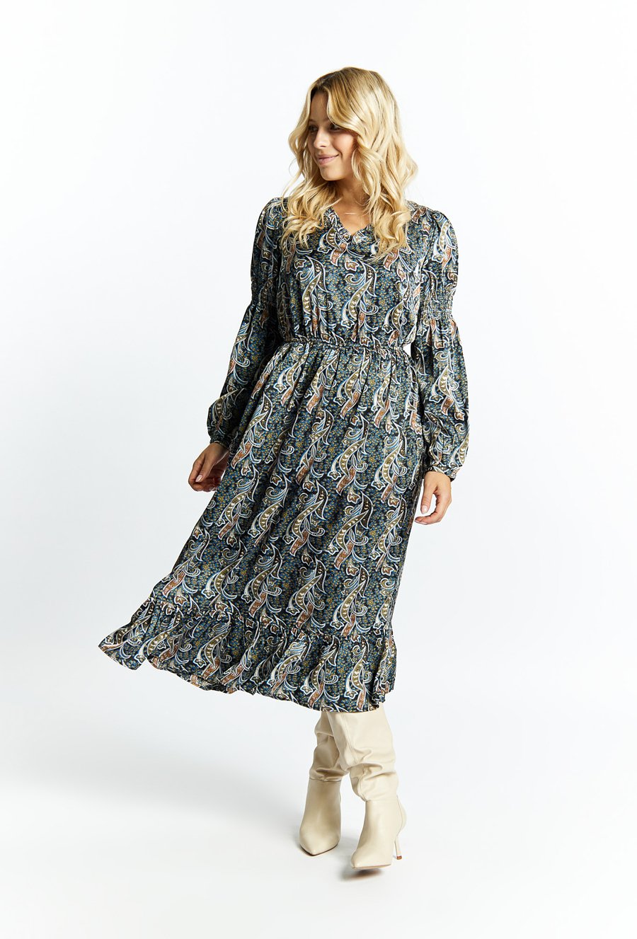 Wzorzysta sukienka z długimi rękawami