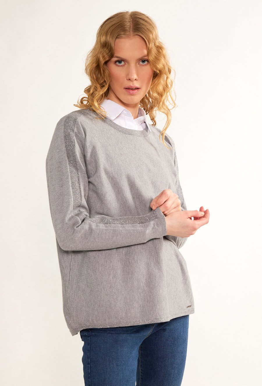 Sweter damski z połyskującą nicią