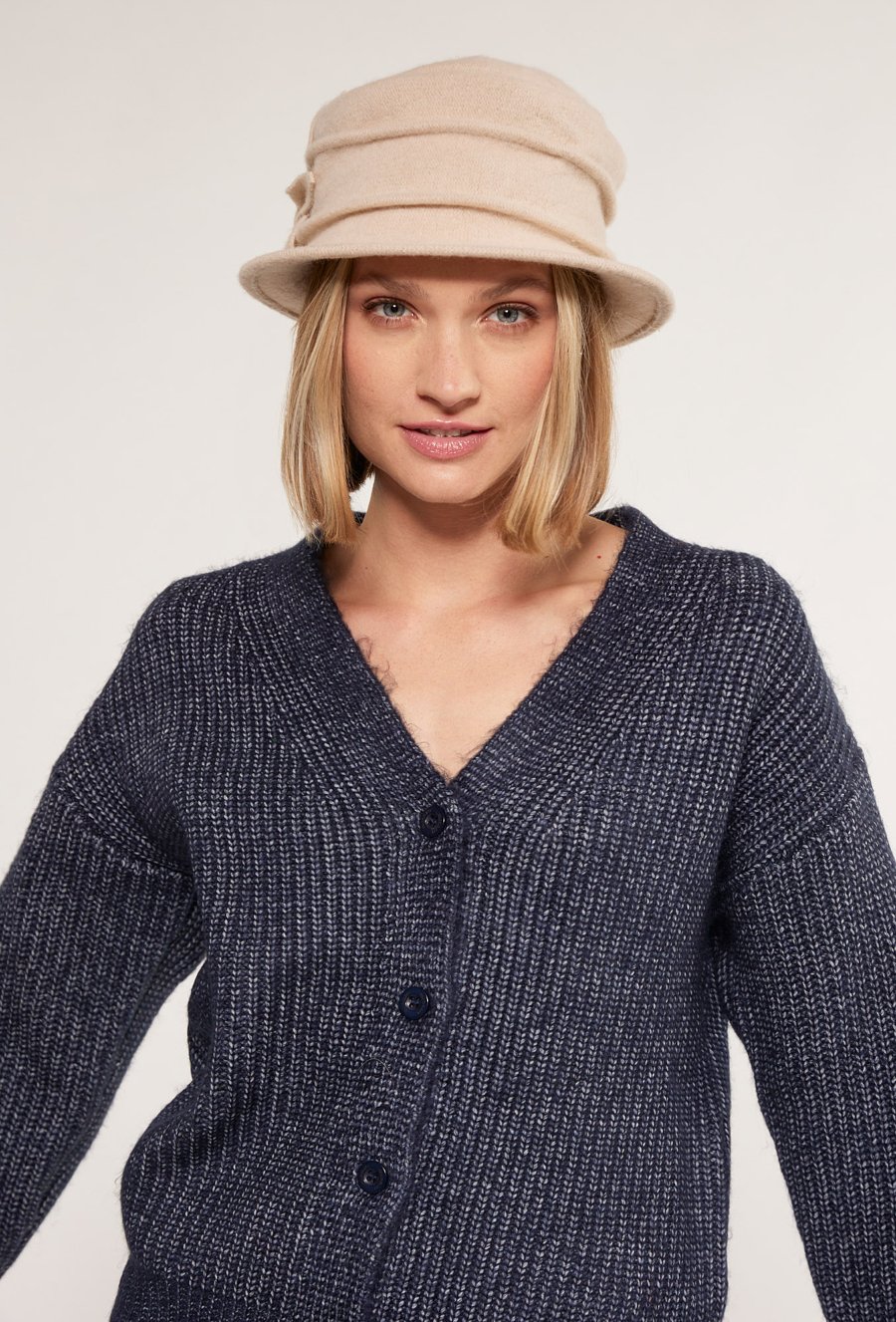 Wełniany kapelusz z aplikacją