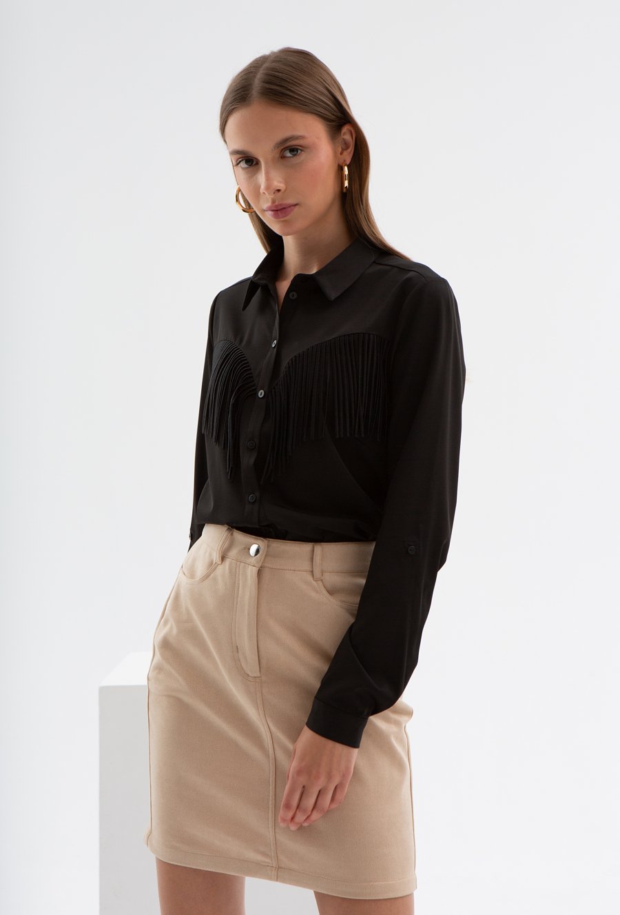 Czarna koszula z frędzlami