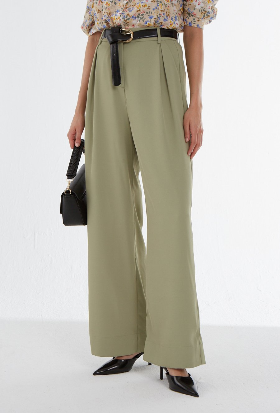 Oliwkowe spodnie z szerokimi nogawkami i wysokim stanem