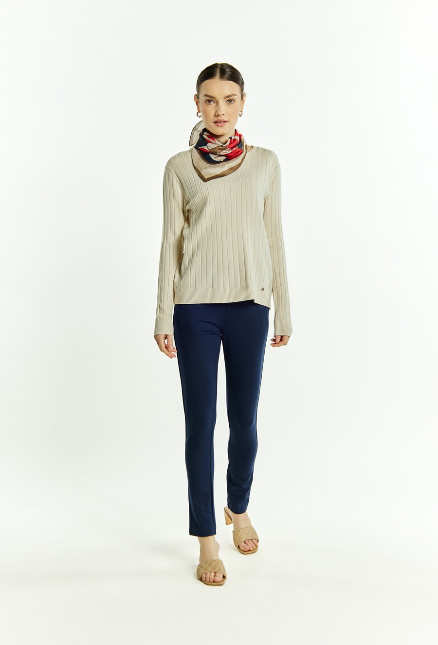 Prążkowany sweter damski