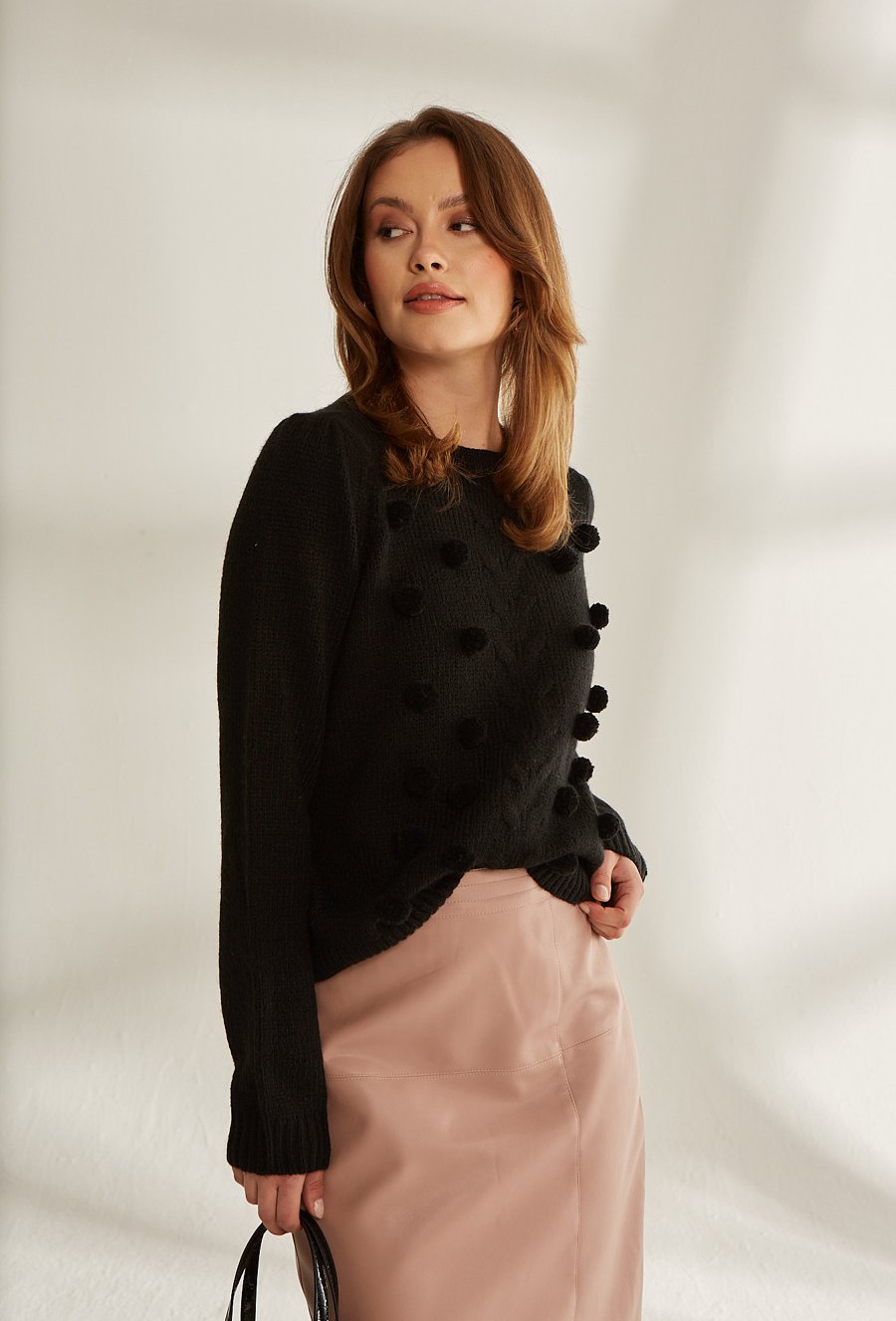 Czarny sweter z dekoracyjnymi kulkami