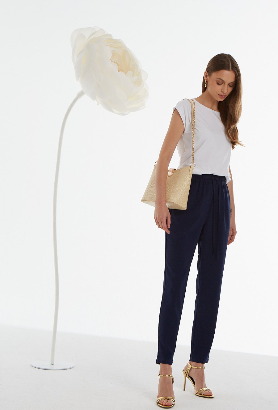 Granatowe spodnie typu chinosy