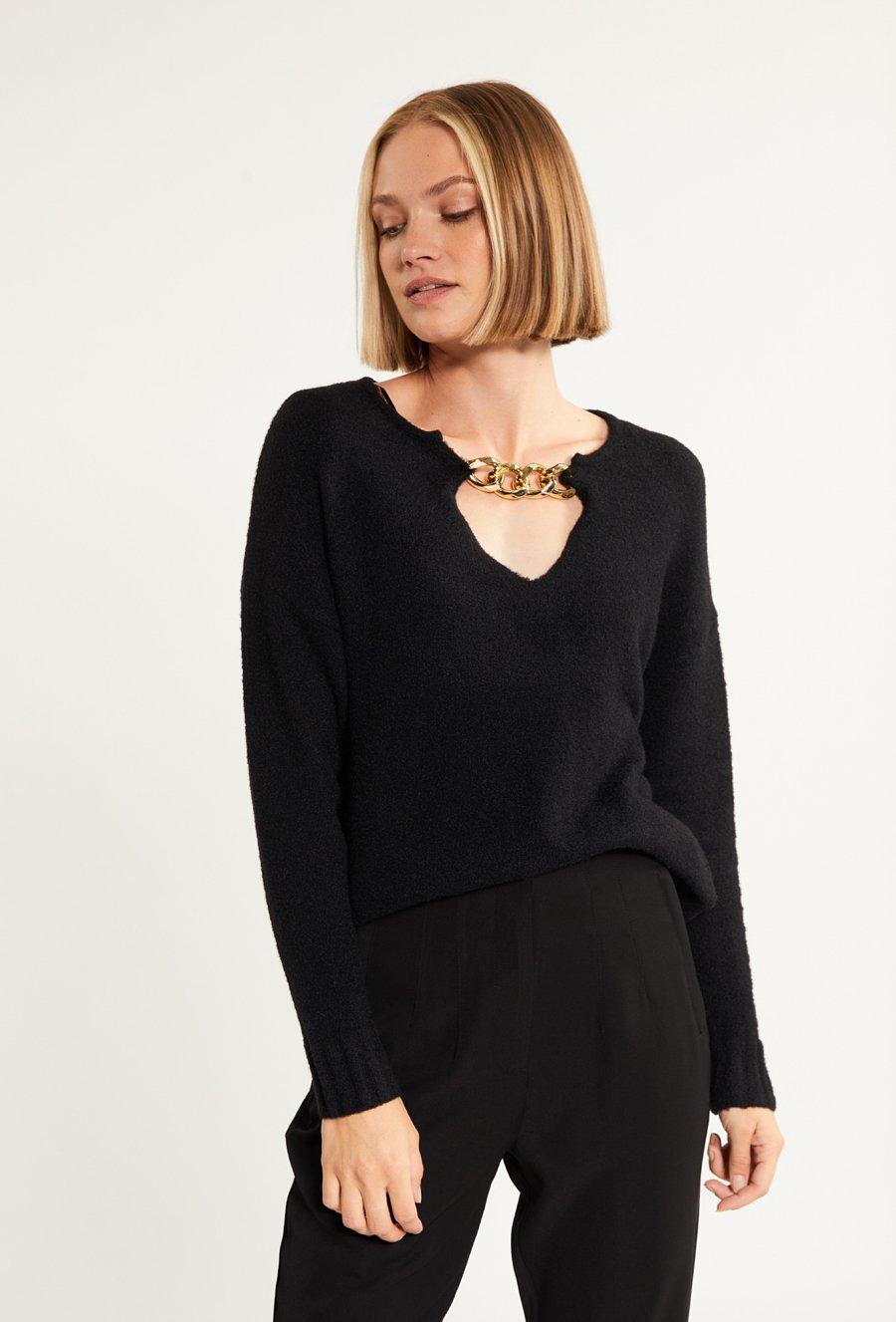 Sweter z biżuteryjnym łańcuchem