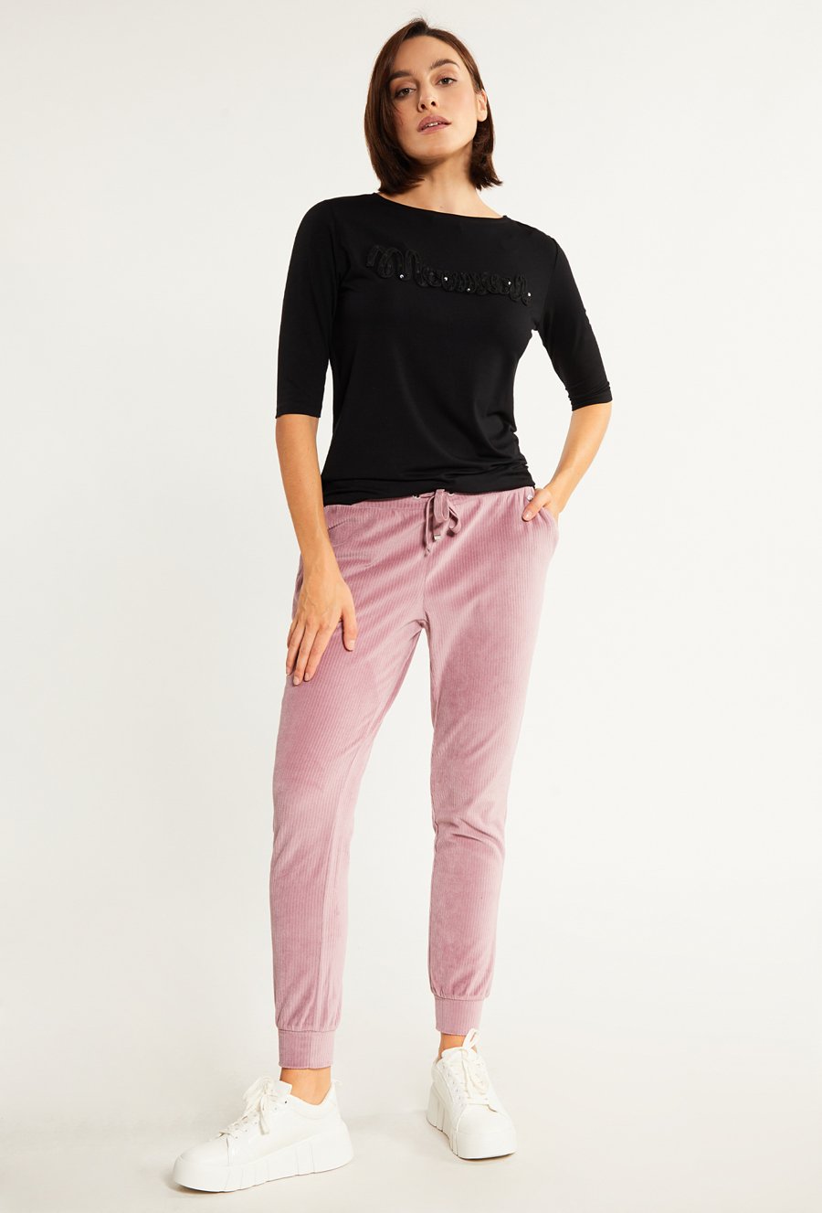 T-shirt z haftowanym napisem