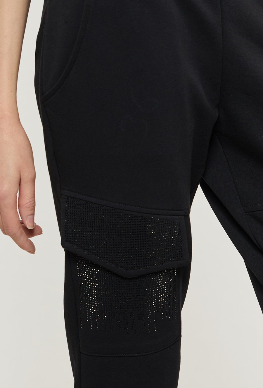 Spodnie dresowe z ozdobnymi kieszeniami