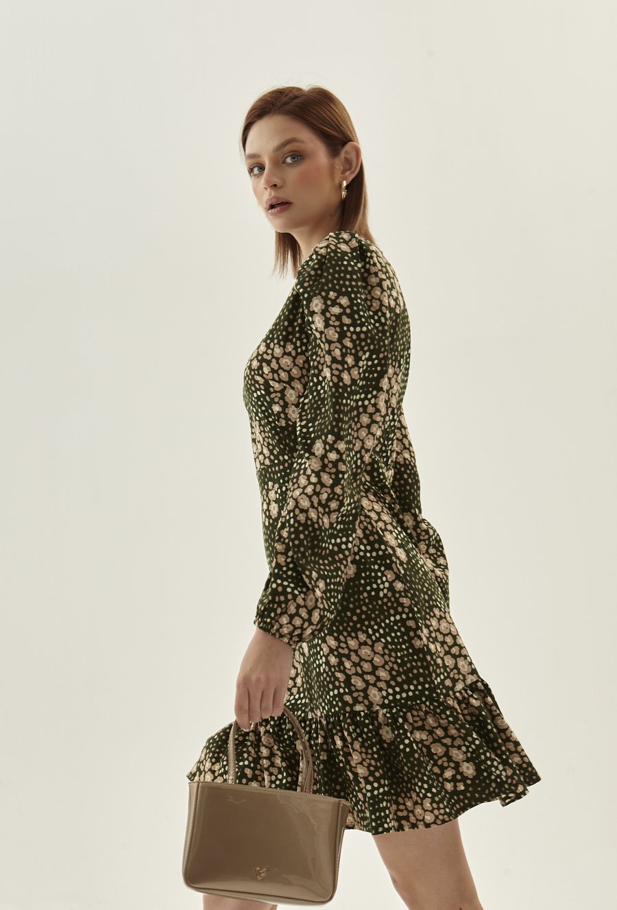 Sukienka w kwiatowy print z falbaną