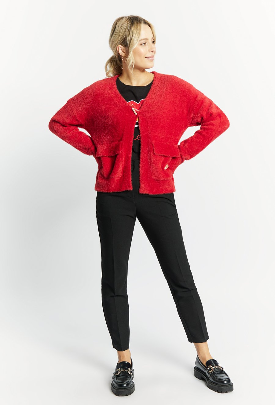 Kr&oacute;tki kardigan z ozdobną broszką