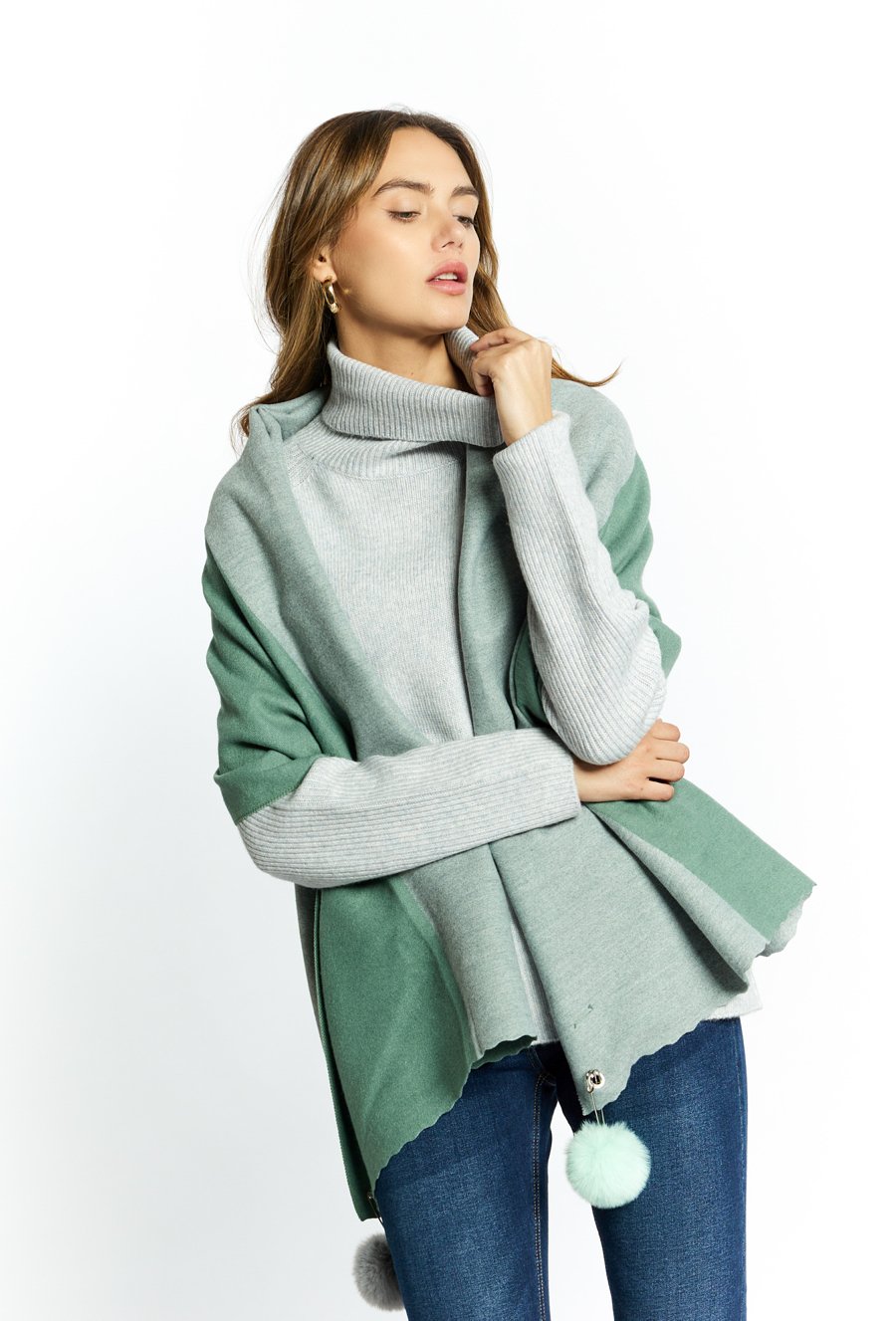 Dwukolorowy szal z pomponami