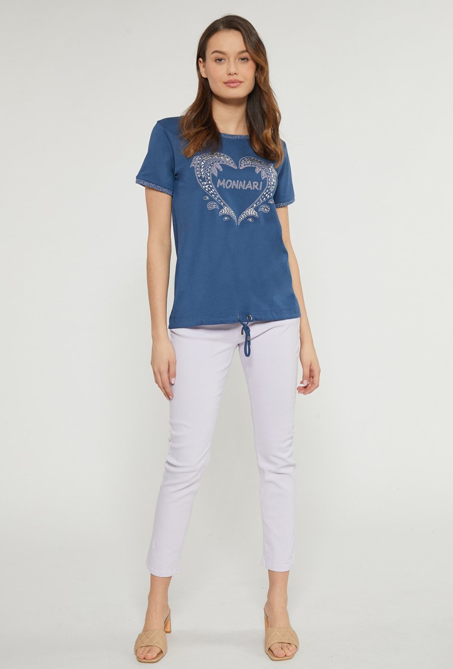 T-shirt z dżetową aplikacją