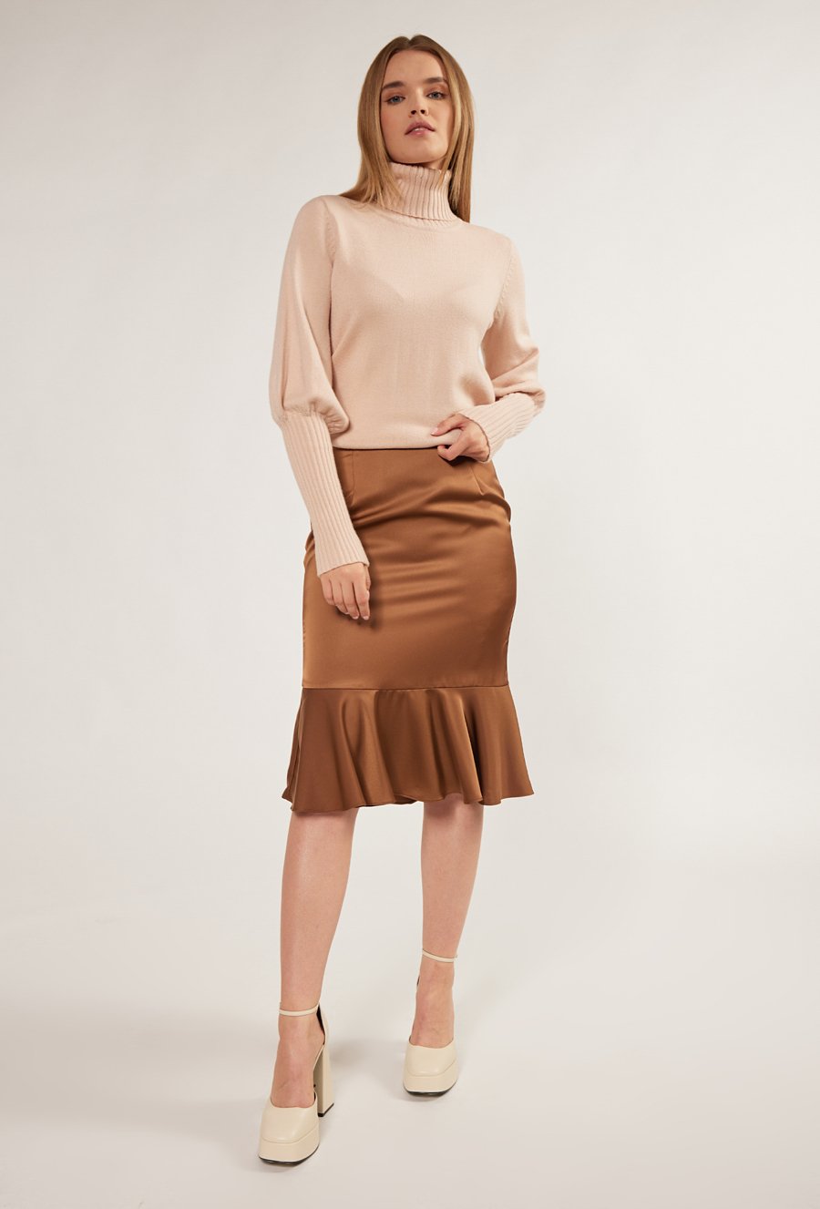 Sp&oacute;dnica damska z falbaną