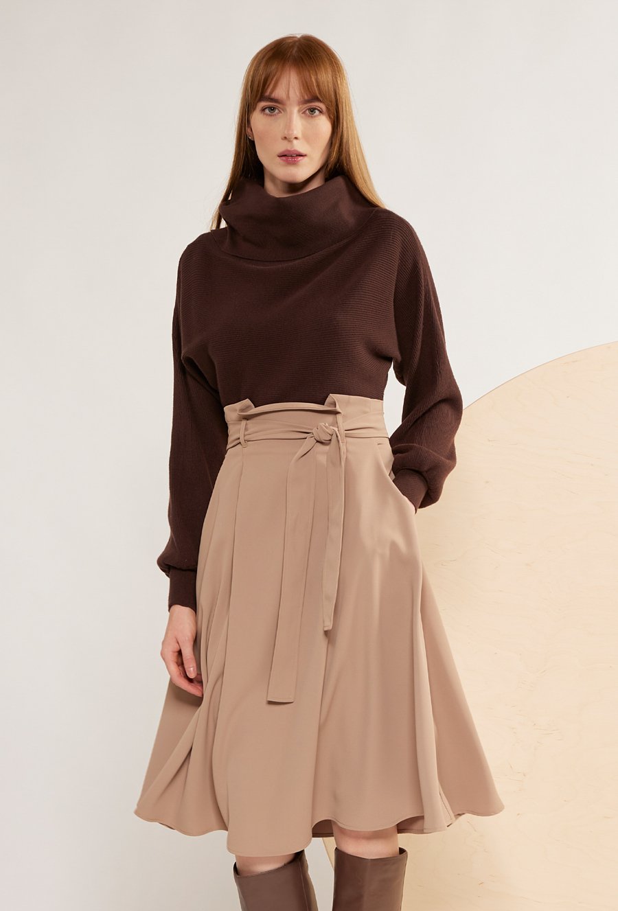 Zwiewna sp&oacute;dnica z wiązaniem