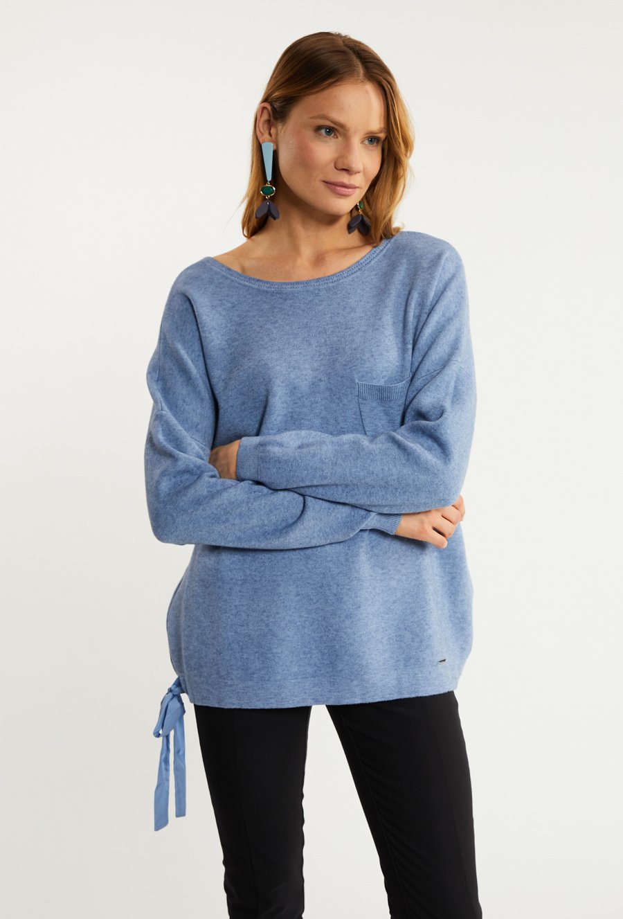 Sweter damski z ozdobnym wiązaniem