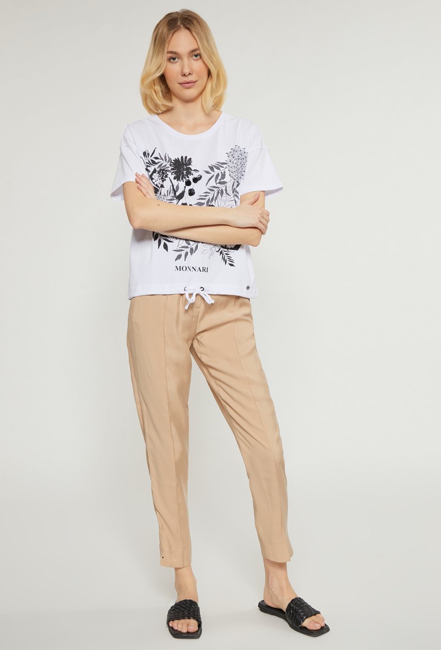 T-shirt z wiązaniem u dołu