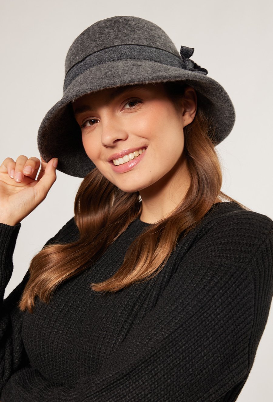 Wełniany kapelusz z aplikacją