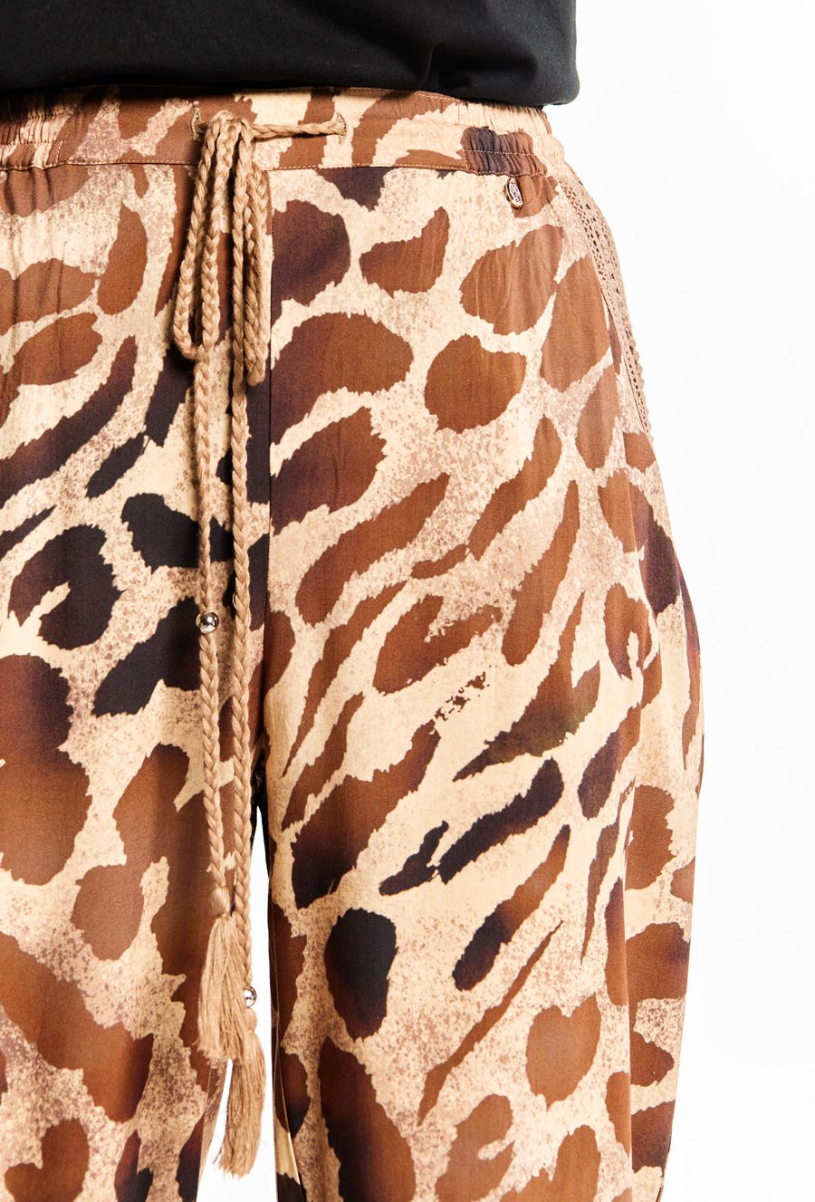 Wzorzyste spodnie z luźnymi nogawkami