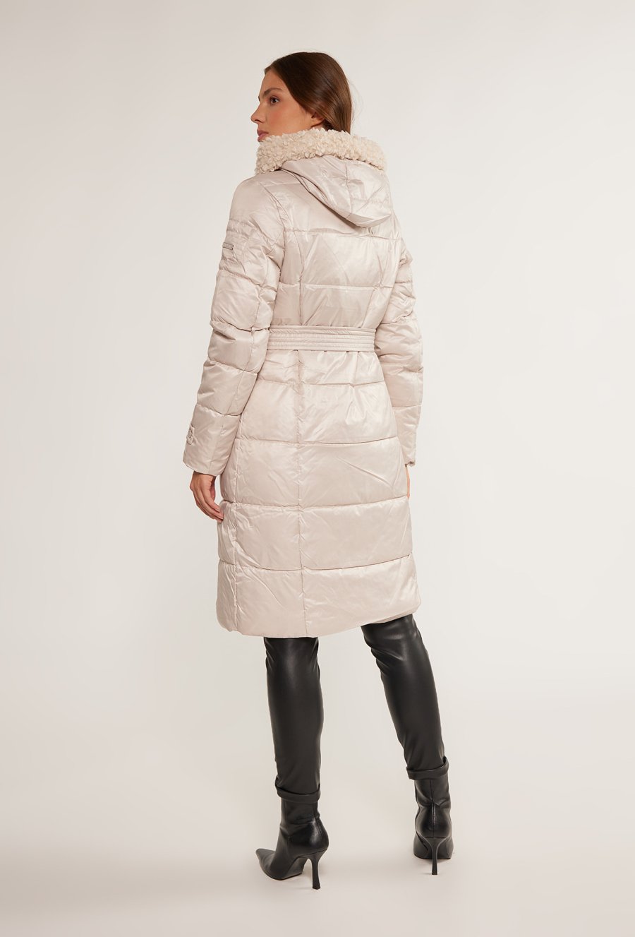 Pikowany płaszcz z futerkiem przy kapturze