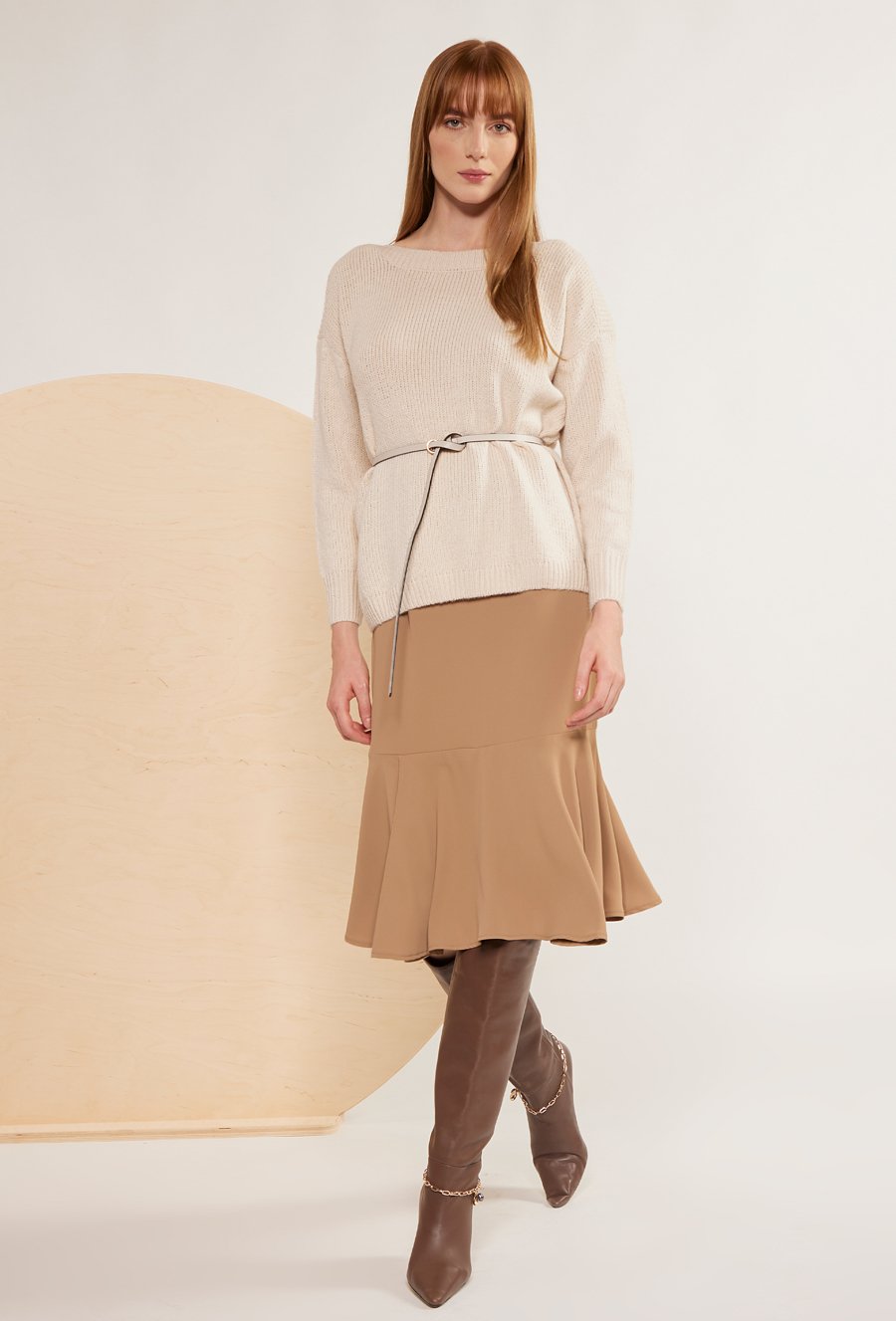 Satynowa sp&oacute;dnica z falbaną