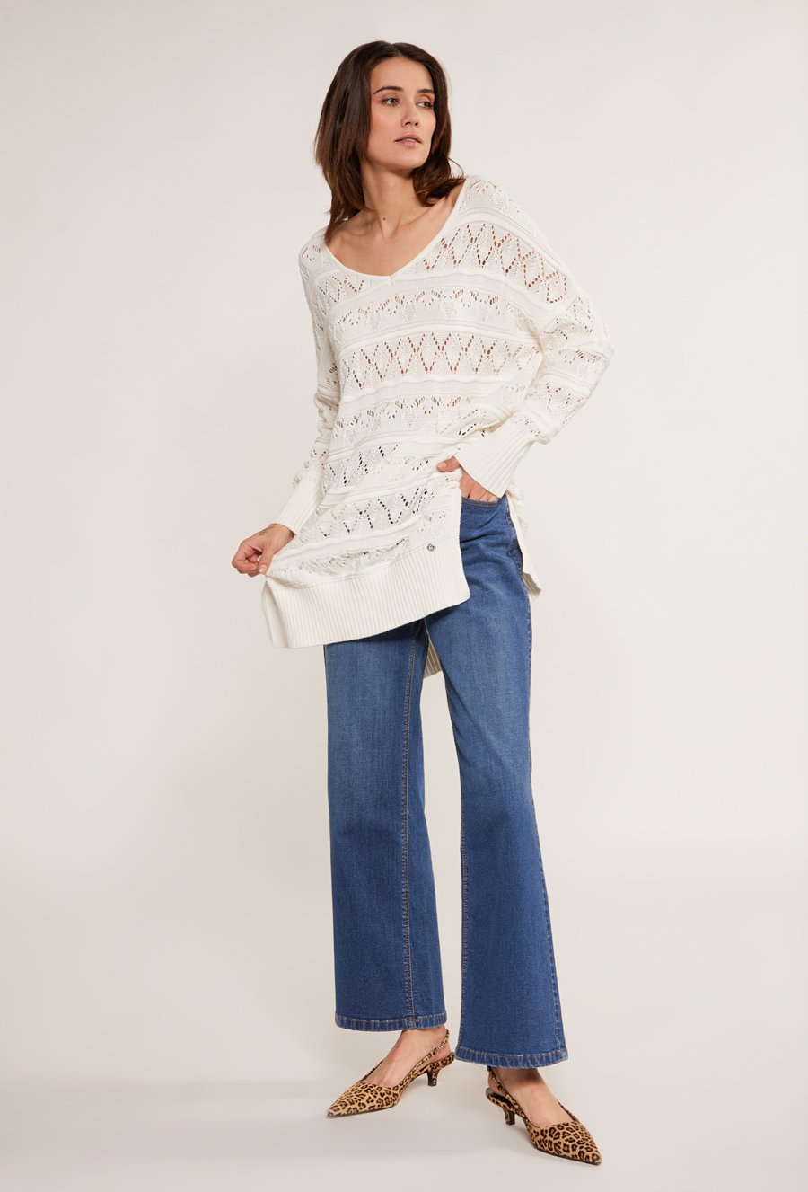 Ażurowy sweter o dłuższym kroju