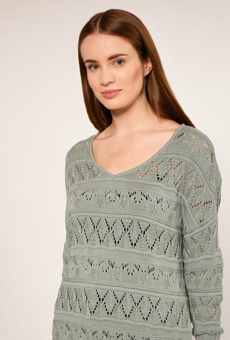 Ażurowy sweter o dłuższym kroju