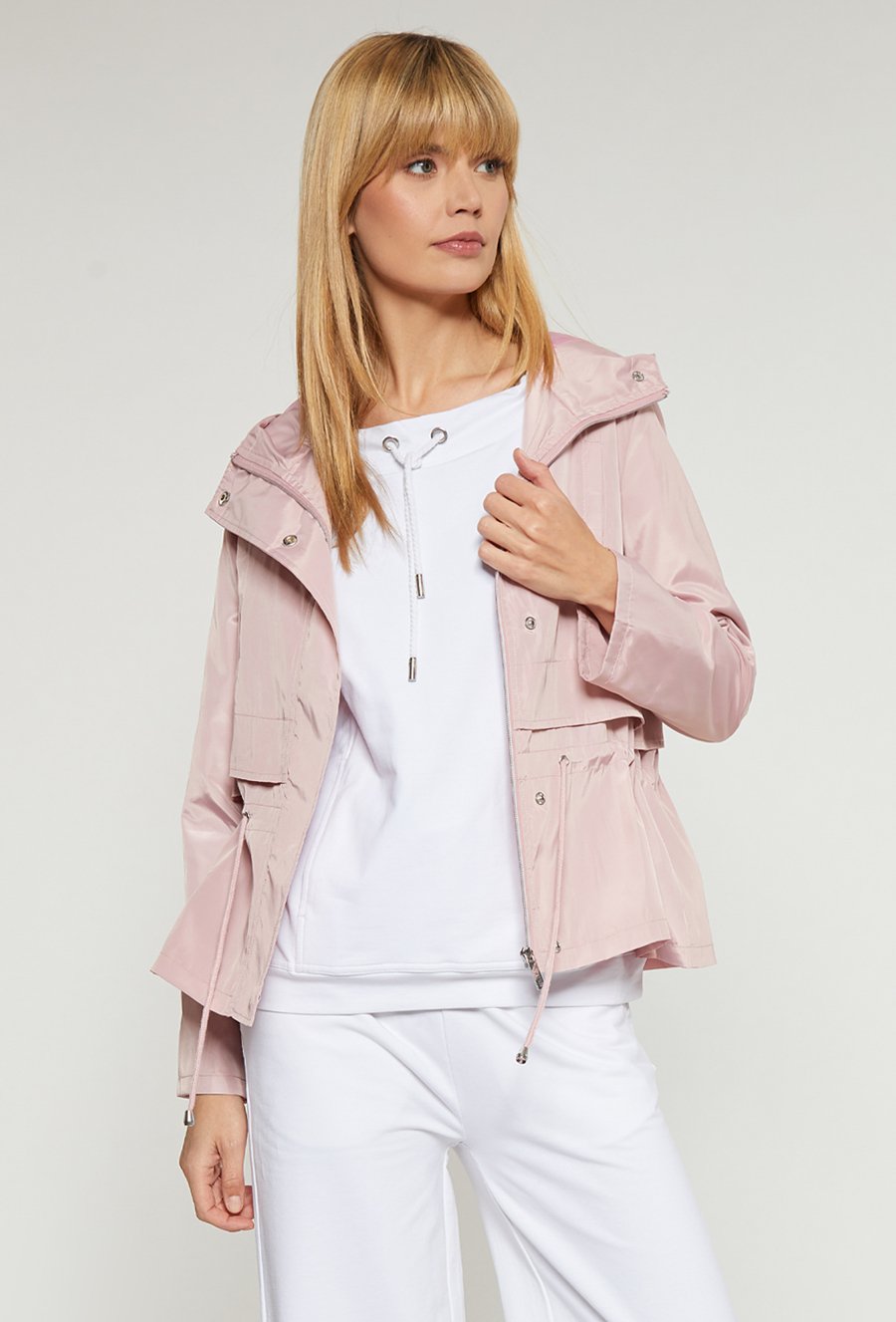 Kurtka wiązana w talii