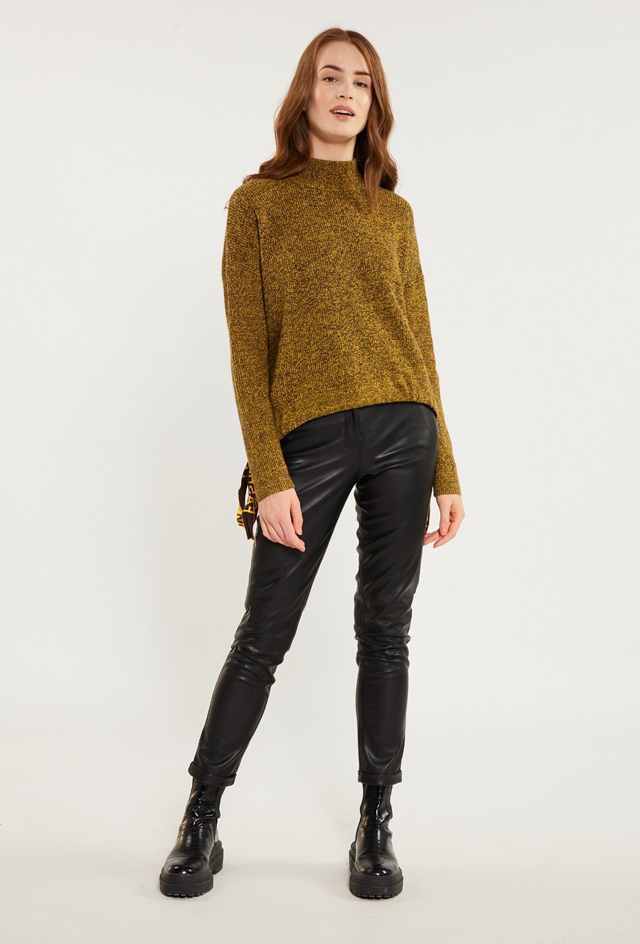 Sweter damski z tasiemkami