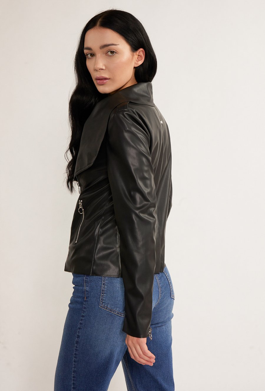 Ramoneska z imitacji sk&oacute;ry