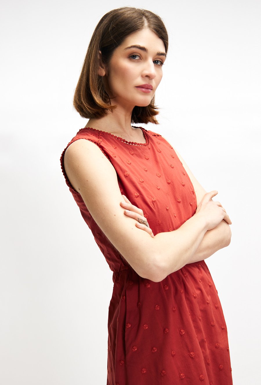 Sukienka z koronkowym wykończeniem