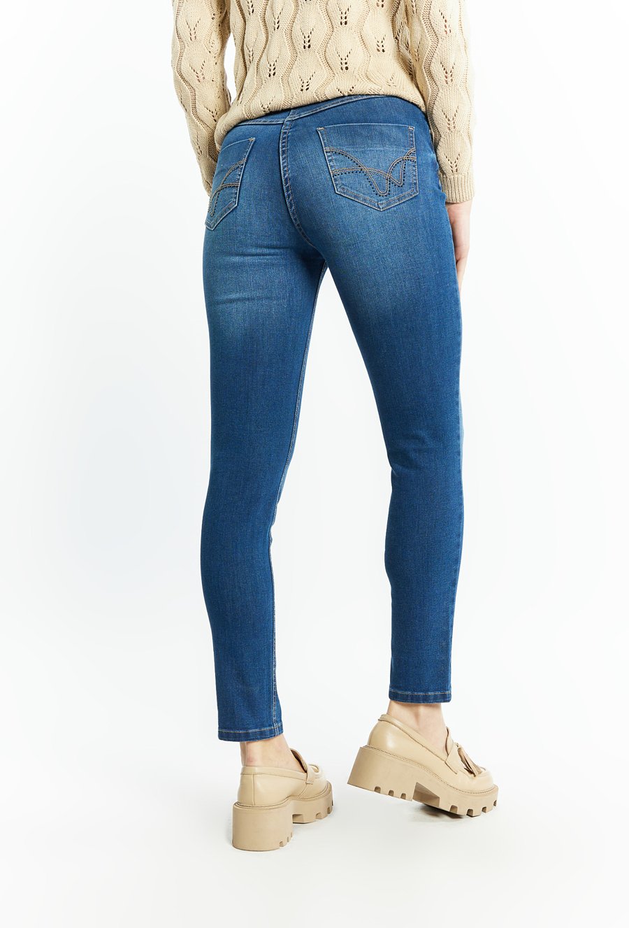 Jeansowe spodnie damskie z aplikacją