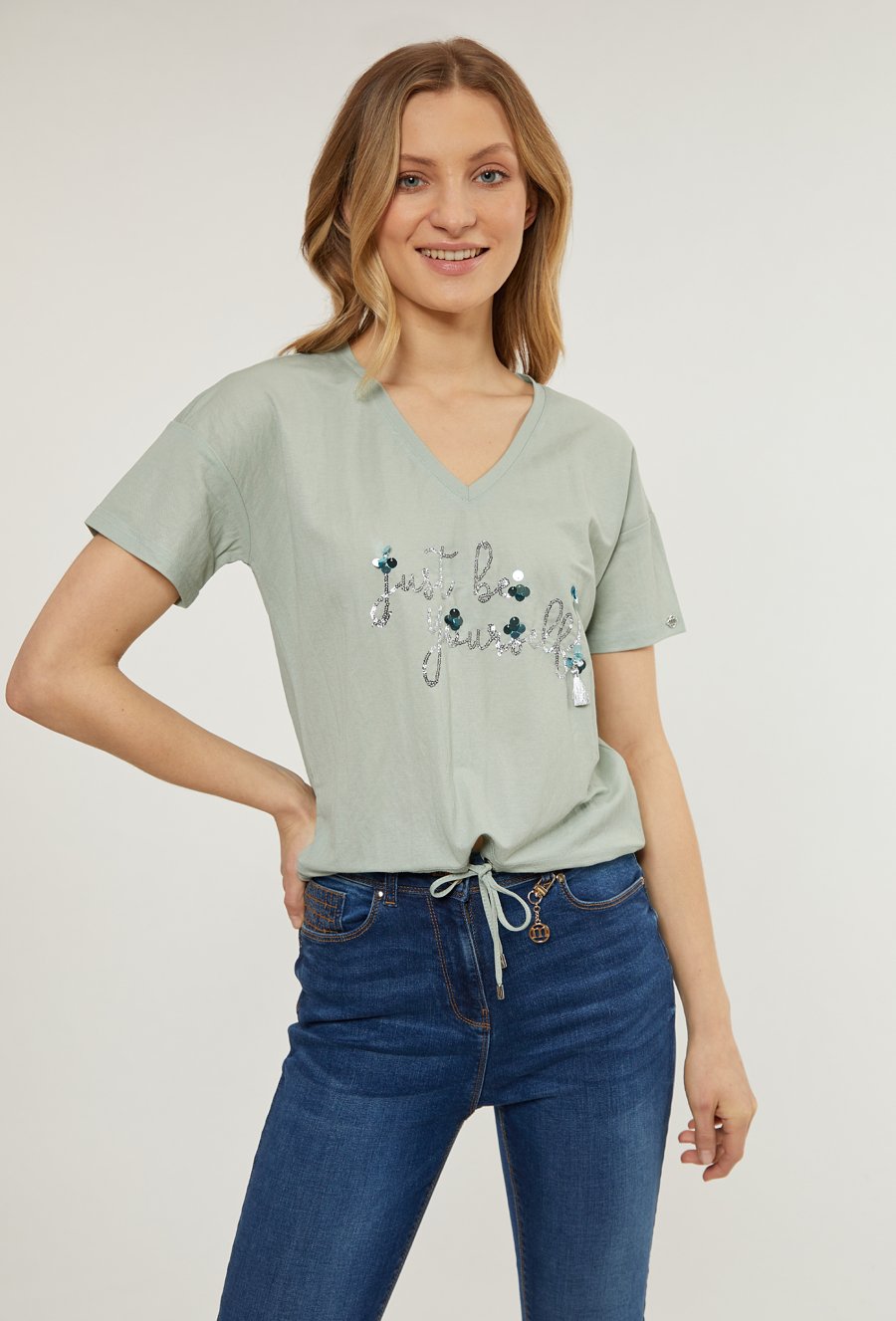 T-shirt z cekinowym napisem