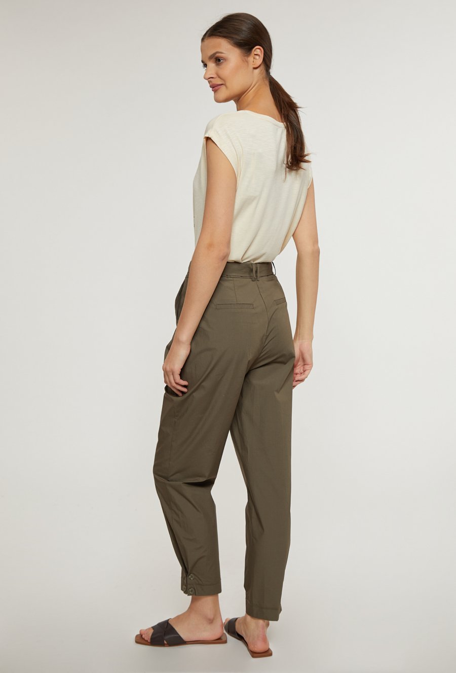 Materiałowe spodnie z paskiem