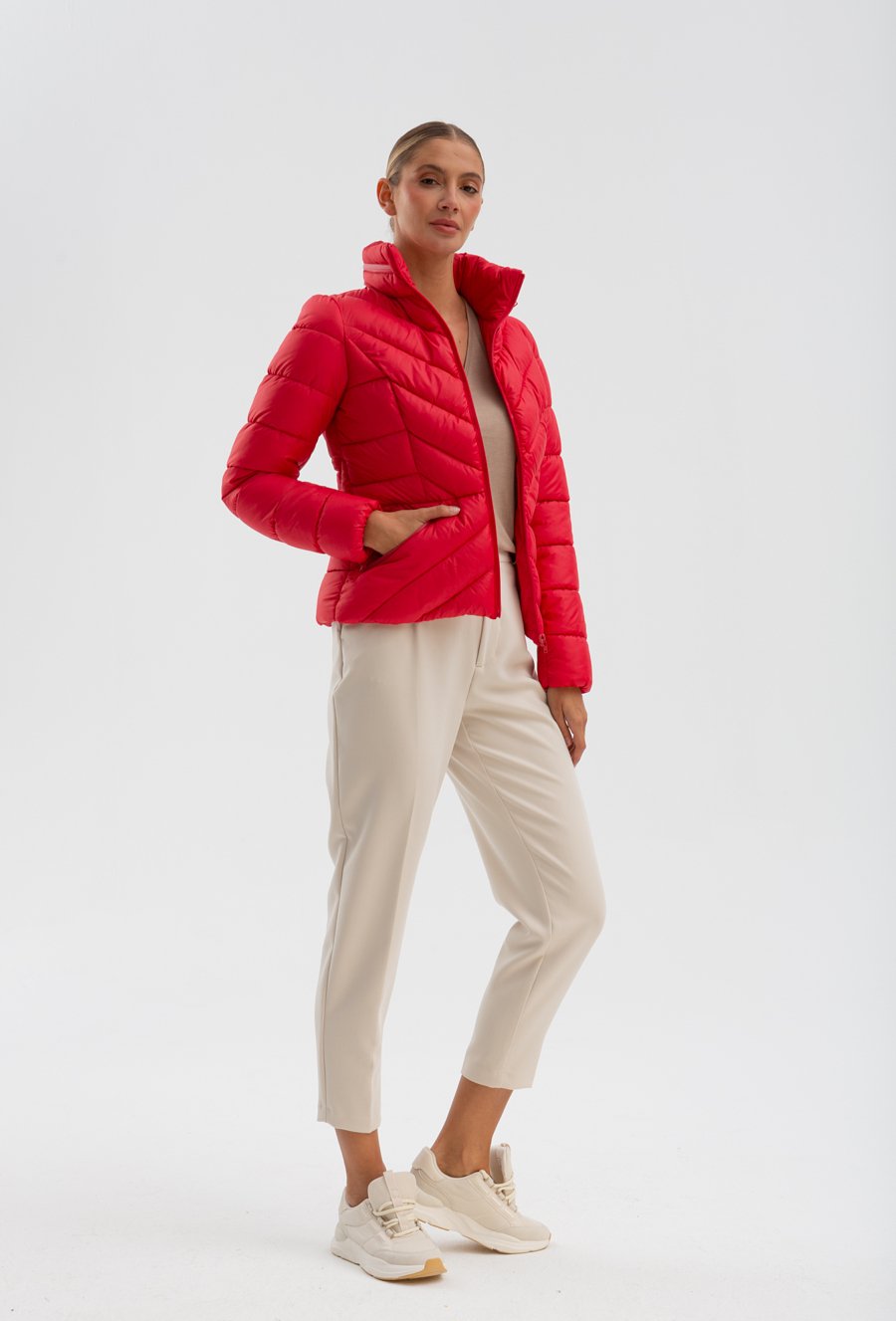 Kr&oacute;tka kurtka taliowana w pasie