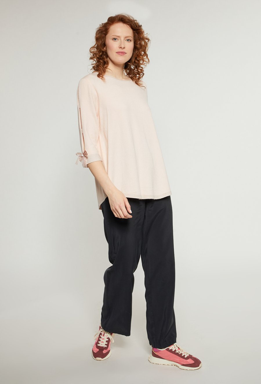 Sweter z ozdobnymi kokardkami