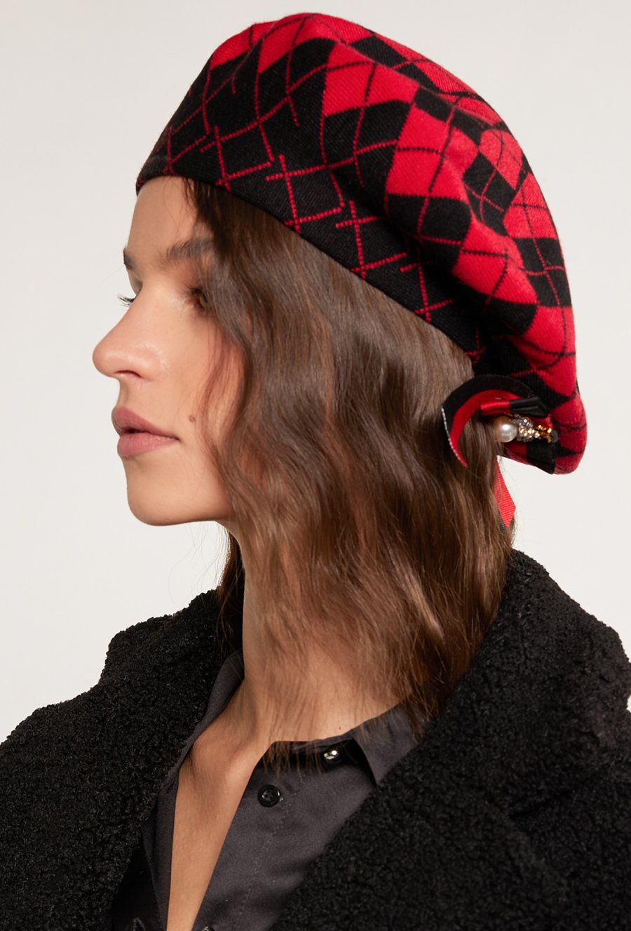 Wzorzysty beret z przywieszką