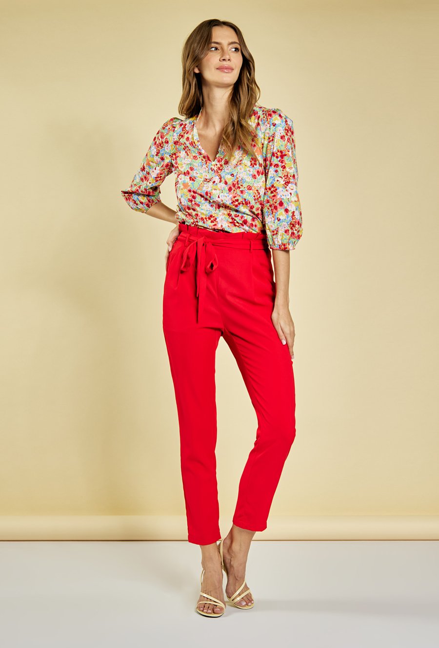 Czerwone cygaretki z wysokim stanem