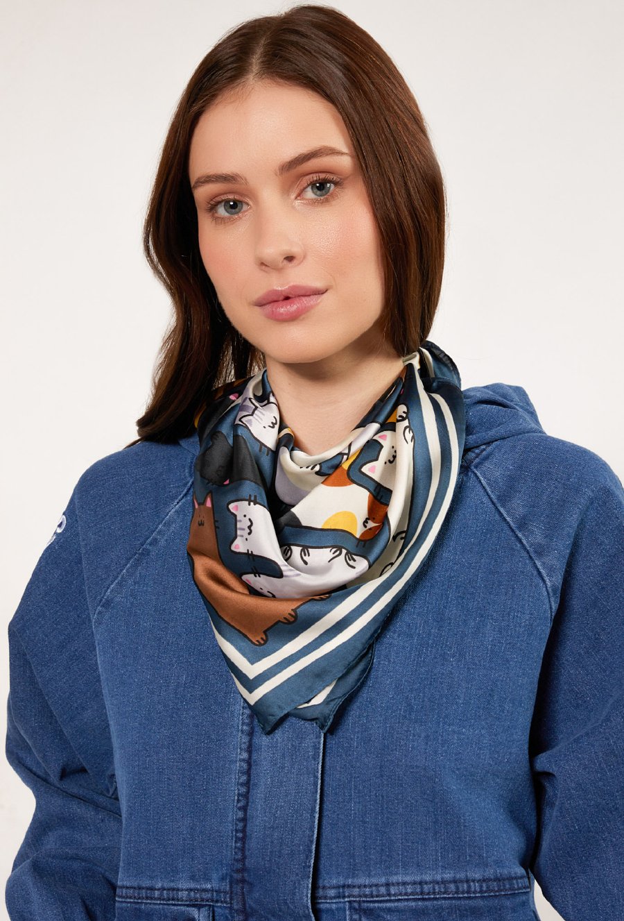 Apaszka z wzorem w koty