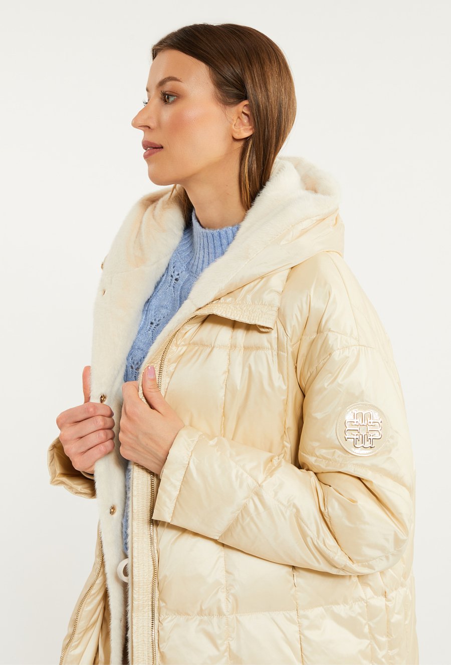 Puchowa kurtka z odpinanym kapturem