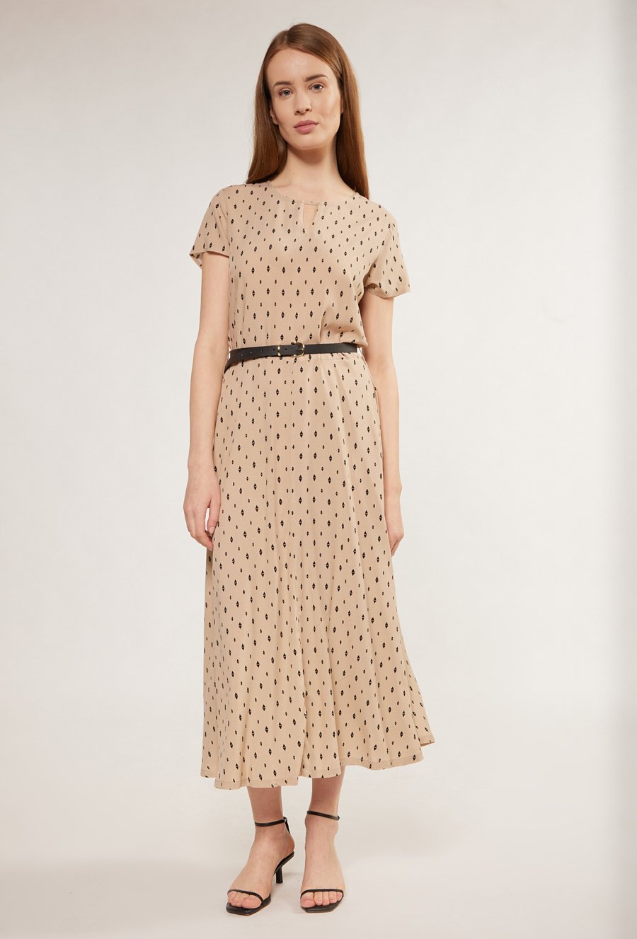 Wzorzysta sukienka midi z paskiem