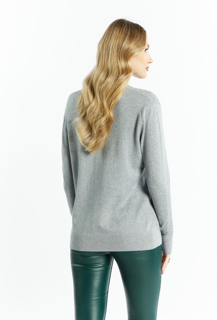 Cienki sweter o warkoczowym splocie