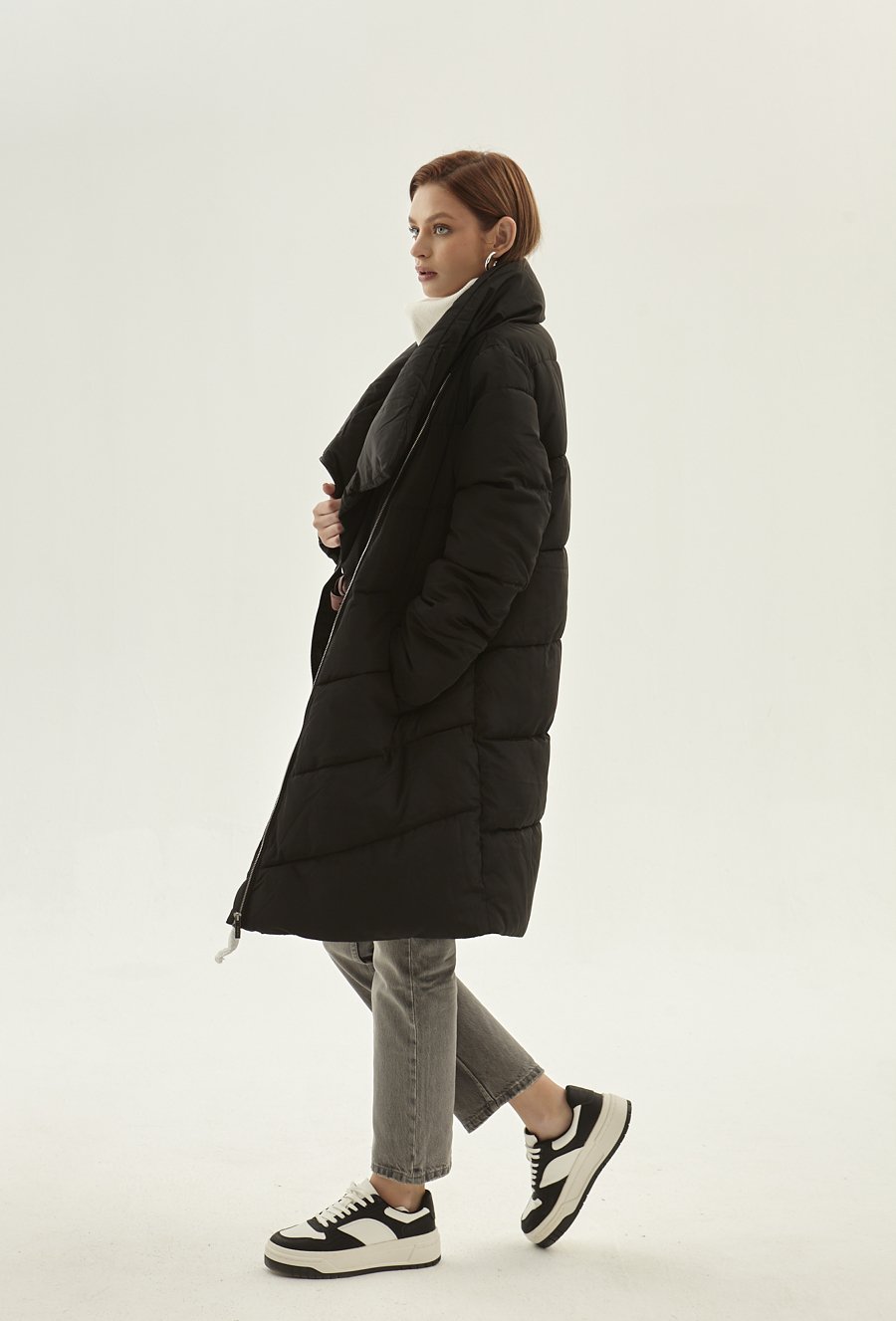 Czarna pikowana kurtka z wysokim kołnierzem