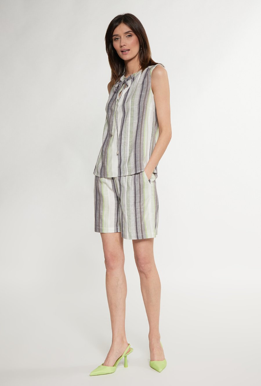 Bluzka damska z ozdobnym wiązaniem przy dekolcie