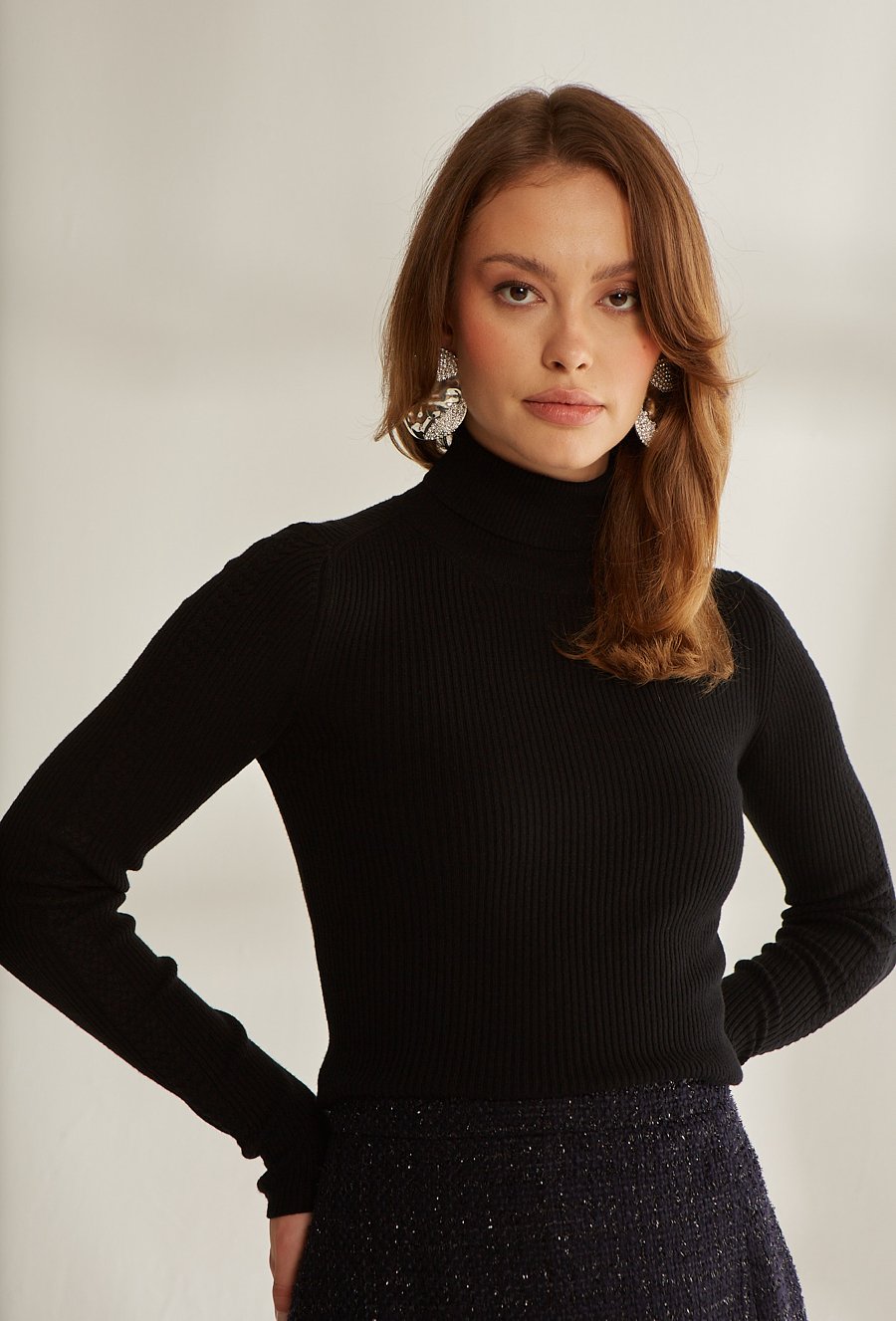 Czarny prążkowany golf