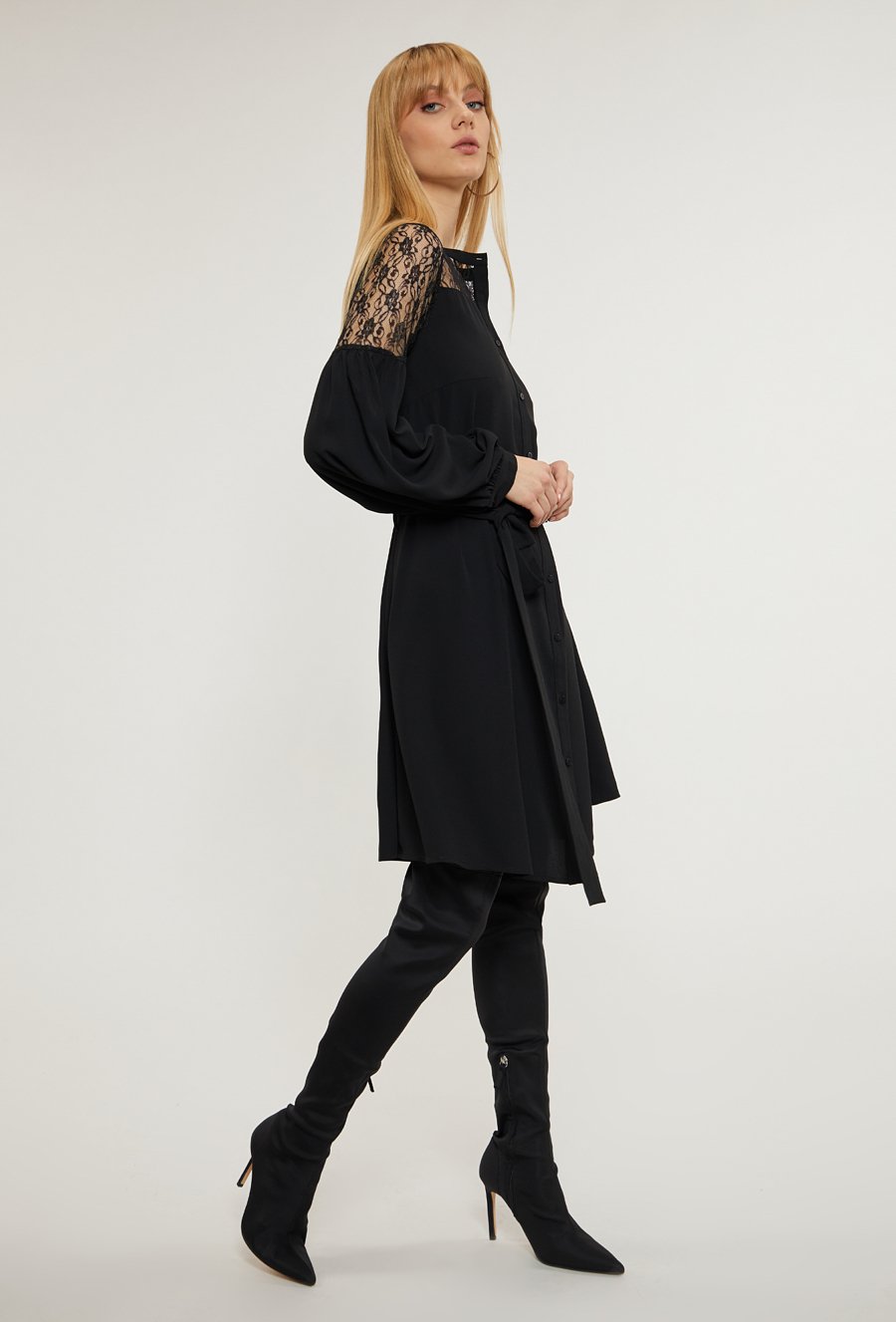 Czarna sukienka z koronkowymi wstawkami