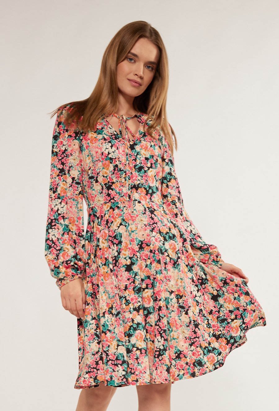 Wiskozowa sukienka w kwiaty