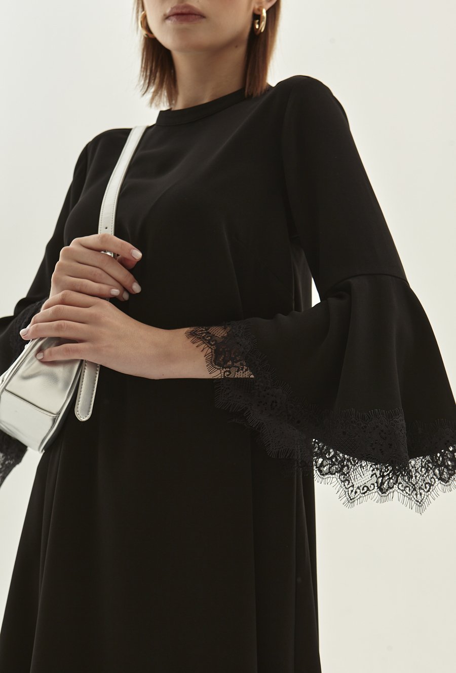 Sukienka z rozszerzanym rękawem