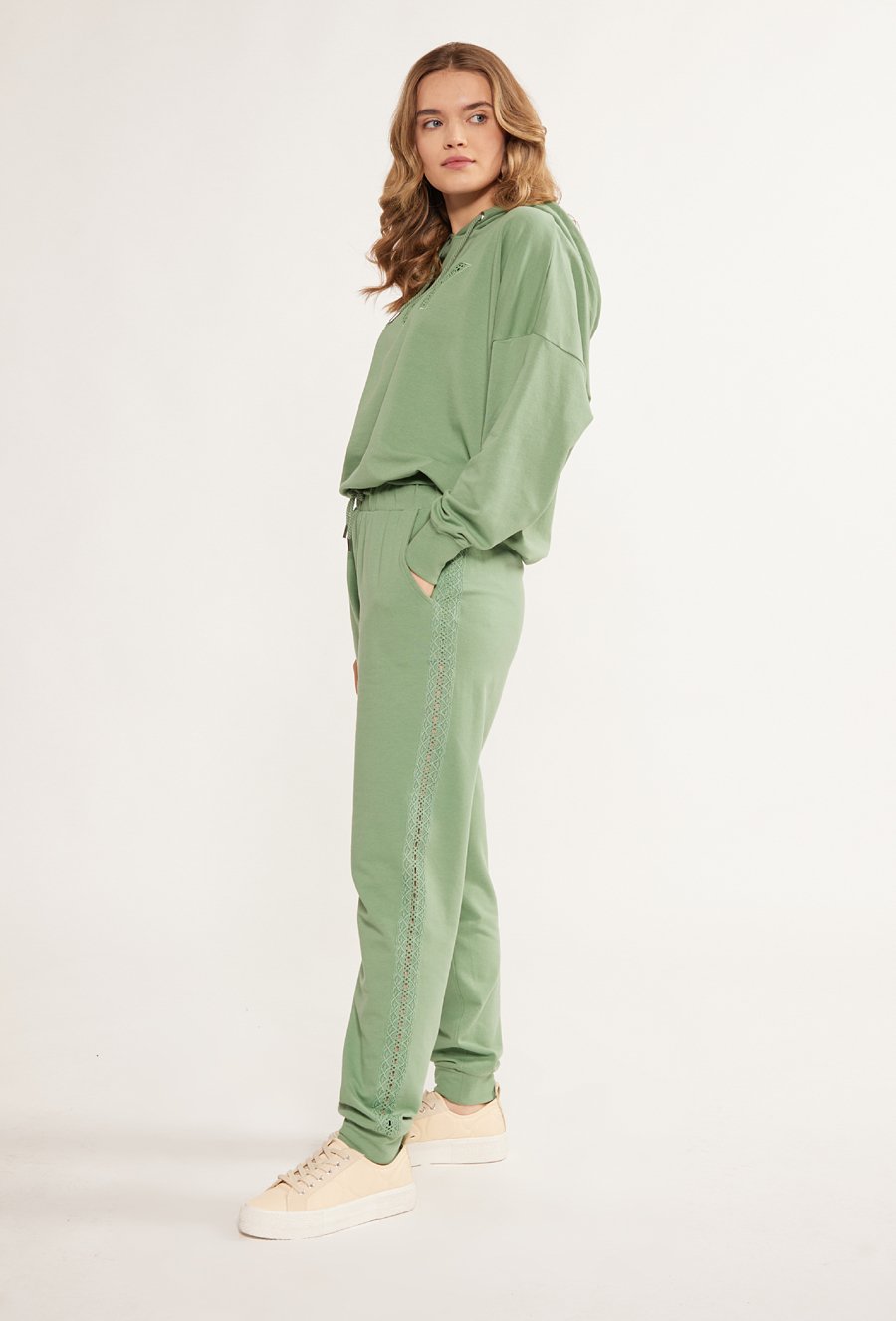 Dresowe spodnie z ażurową tasiemką