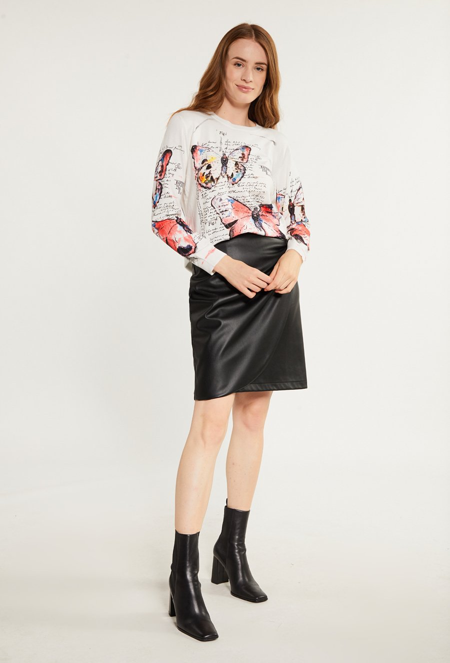 Wzorzysty sweter z dżetami