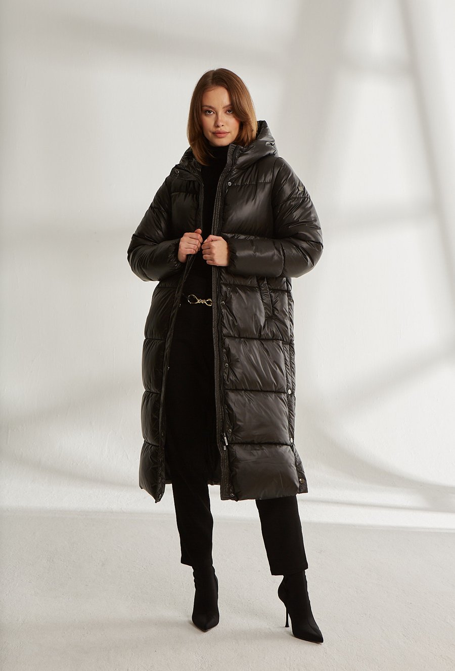 Długi pikowany płaszcz z kapturem